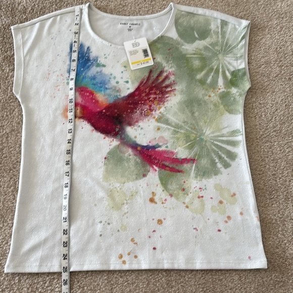 NWT Colorful Parrot Graphic T-Shirt - Picture 8 of 8